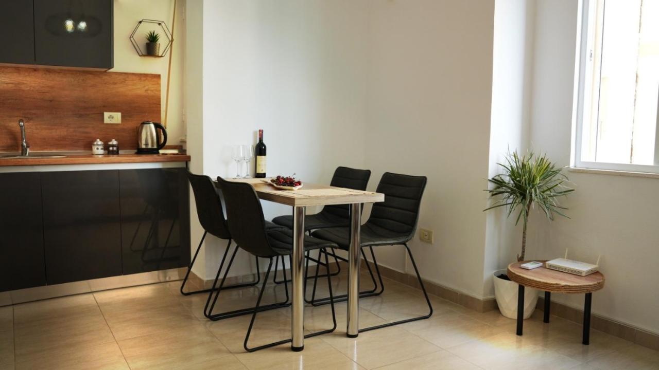 High-Tech Flat Lägenhet Durrës Exteriör bild