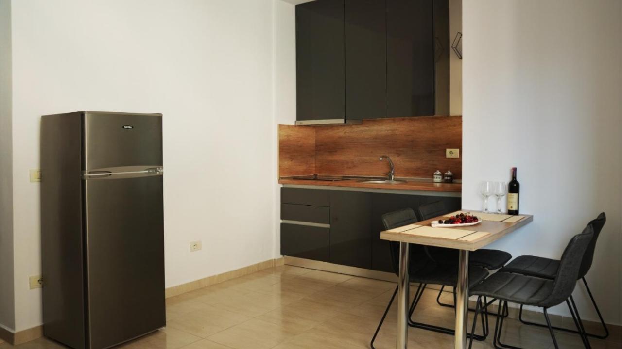 High-Tech Flat Lägenhet Durrës Exteriör bild