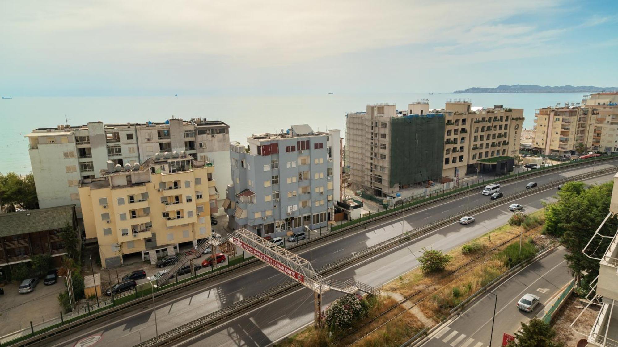 High-Tech Flat Lägenhet Durrës Exteriör bild
